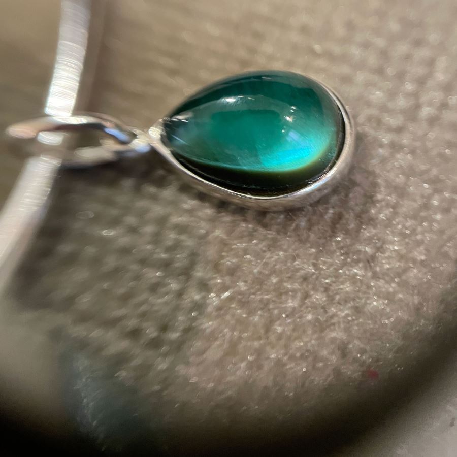 Ciondolino in argento a forma di goccia AURUM | CD GCARG VD PT